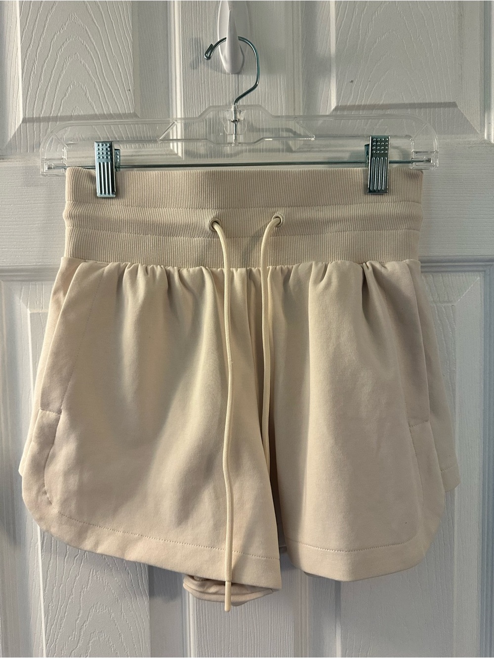Old Navy Active Extra High-Rise Cream Drawstring Women’s Shorts XS